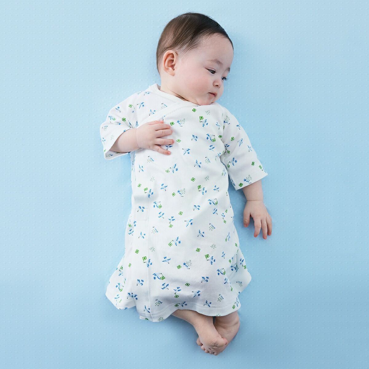 退院着にもぴったりのおむつ替え簡単！新生児ドレス「ラップドレス（しあわせの青い鳥）」はベビーギフトにもおすすめです。