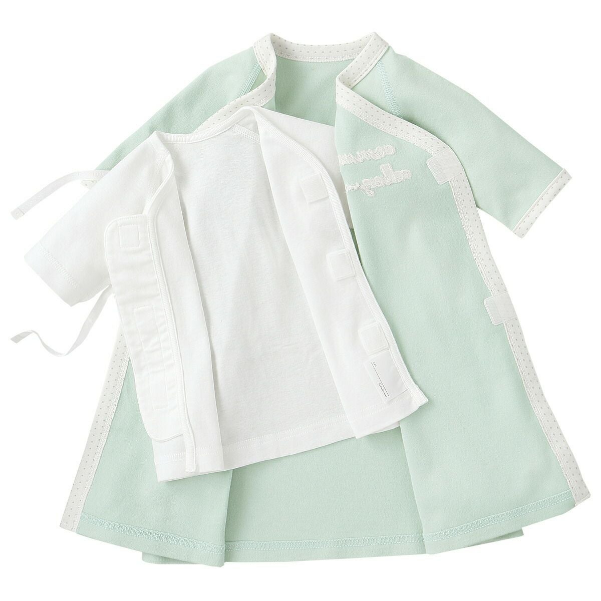 ラップドレスにワンタッチ短肌着を入れた状態で簡単に新生児のお着替えが完成。