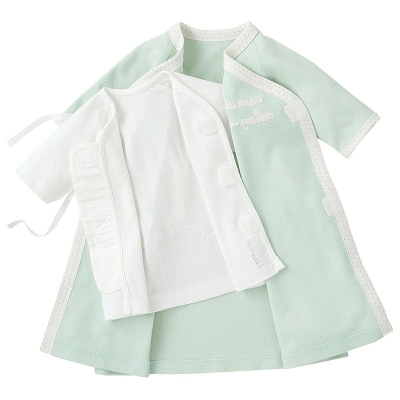 ラップドレスにワンタッチ短肌着を入れた状態で簡単に新生児のお着替えが完成。